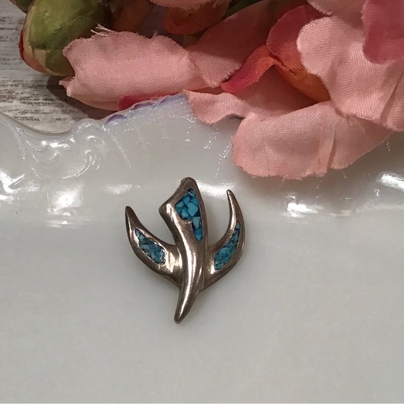 🎱[2/$36.00]🎱 Inlay Turquoise Dove Pendant - Picture 2 of 6